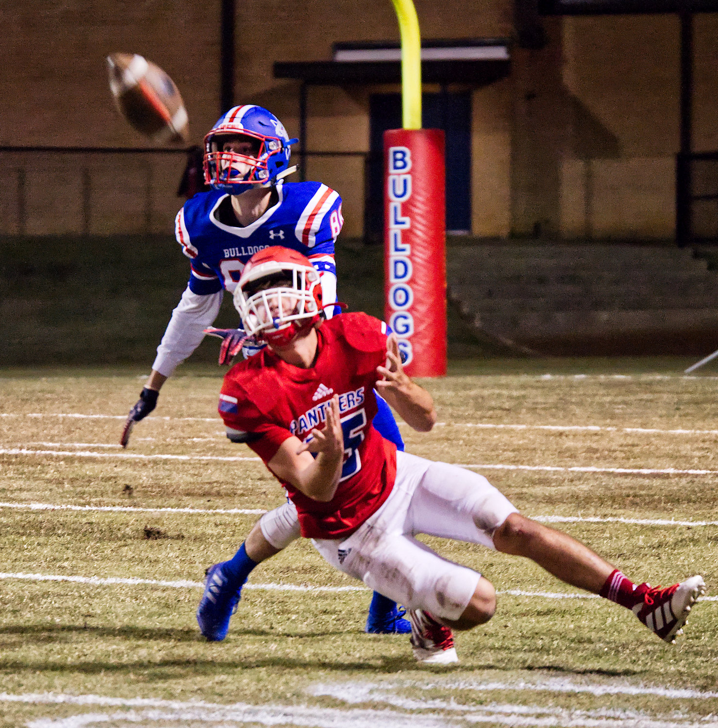 Alba-Golden’s Tim Mitchell (15) makes a good catch after being closely defended by Quitman’s ryflie Flanagan (88).